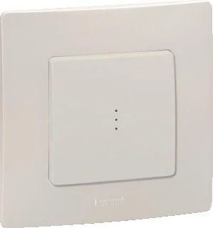 Переключатель 1-кл. СП Etika Plus 10А IP20 250В 10AX с подсветкой безвинтов. зажимы механизм сл. кость Leg 672315
