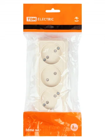 Розетка 3-х местная горизонтальная 2П открытой установки IP20 10A с з/ш сл. кость "Ладога" TDM