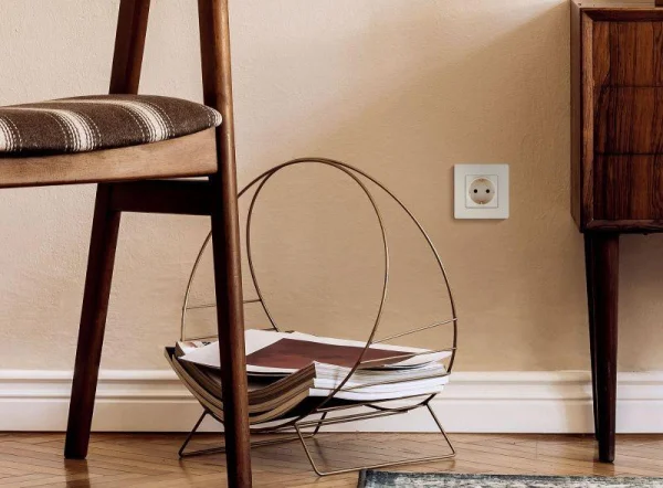 Розетка 1-м СП Etika 16А IP31 250В 2P+E с заземл. защ. шторки немецк. стандарт винтов. клеммы механизм сл. кость Leg 672322