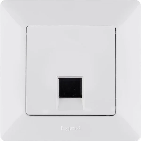 Розетка компьютерная 1-м Valena Life RJ45 кат.5E UTP с лицев. панелью механизм бел. Leg 753440