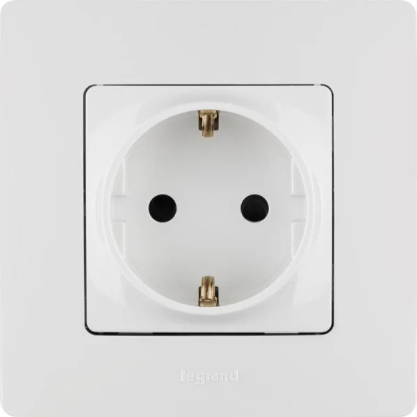 Розетка 1-м СП Etika 16А IP31 250В 2P+E с заземл. защ. шторки немецк. стандарт винтов. клеммы механизм бел. Leg 672222