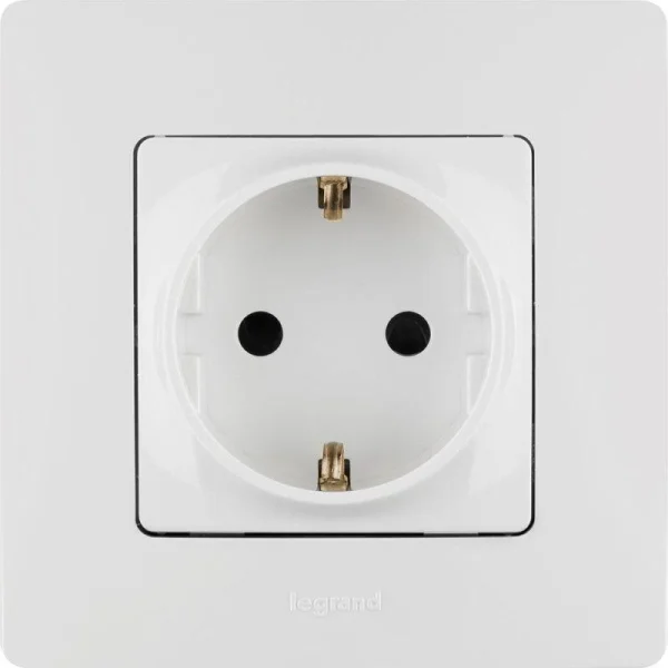 Розетка 1-м СП Etika 16А IP31 250В 2P+E с заземл. защ. шторки немецк. стандарт винтов. клеммы механизм бел. Leg 672222