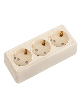 Розетка 3-х местная горизонтальная 2П+3 открытой установки IP20 16A с з/ш сл. кость "Ладога" TDM
