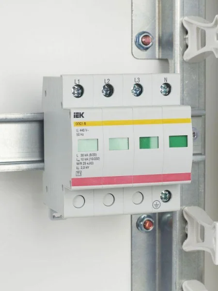 Ограничитель перенапряжения ОПС1-B 4P IEK MOP20-4-B