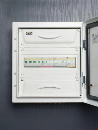 Ограничитель перенапряжения ОПС1-B 3P IEK MOP20-3-B