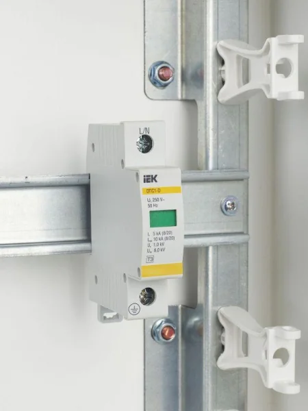 Ограничитель перенапряжения ОПС1-D 1P IEK MOP20-1-D