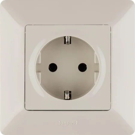 Розетка 1-м СП Valena Life 16А IP20 250В 2P+E винт. клеммы механизм сл. кость Leg 753525