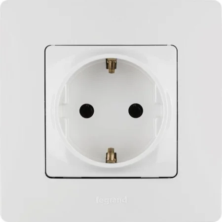 Розетка 1-м СП Etika 16А IP20 250В 2P+E с заземл. немецк. стандарт винтов. клеммы механизм бел. Leg 672221