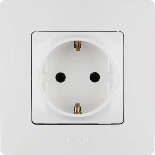 Розетка 1-м СП Etika 16А IP20 250В 2P+E с заземл. немецк. стандарт винтов. клеммы механизм бел. Leg 672221