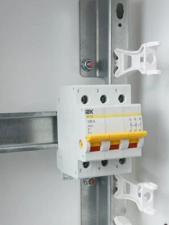 Выключатель нагрузки ВН-32 100А/3П IEK MNV10-3-100