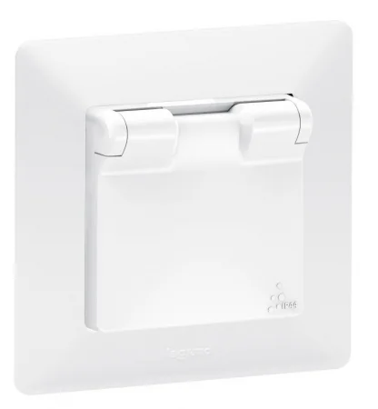 Механизм розетки 1-м СП Valena Life 16А IP44 250В 2К+З защ. шторки откидная крышка бел. Leg 753119