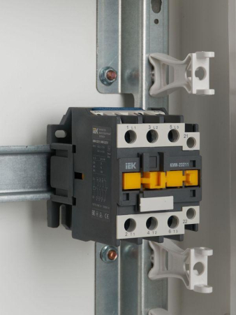 Контактор КМИ-23211 32А 230В/АС3 1НЗ IEK KKM21-032-230-01
